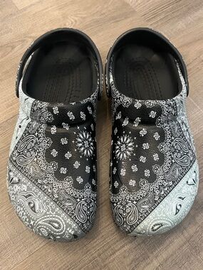 Crocs Bistro Graphic Clog - Black & White Bandana Print